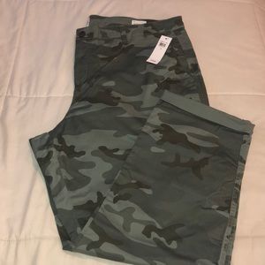 GAP Girlfriend army print khaki *NWT*